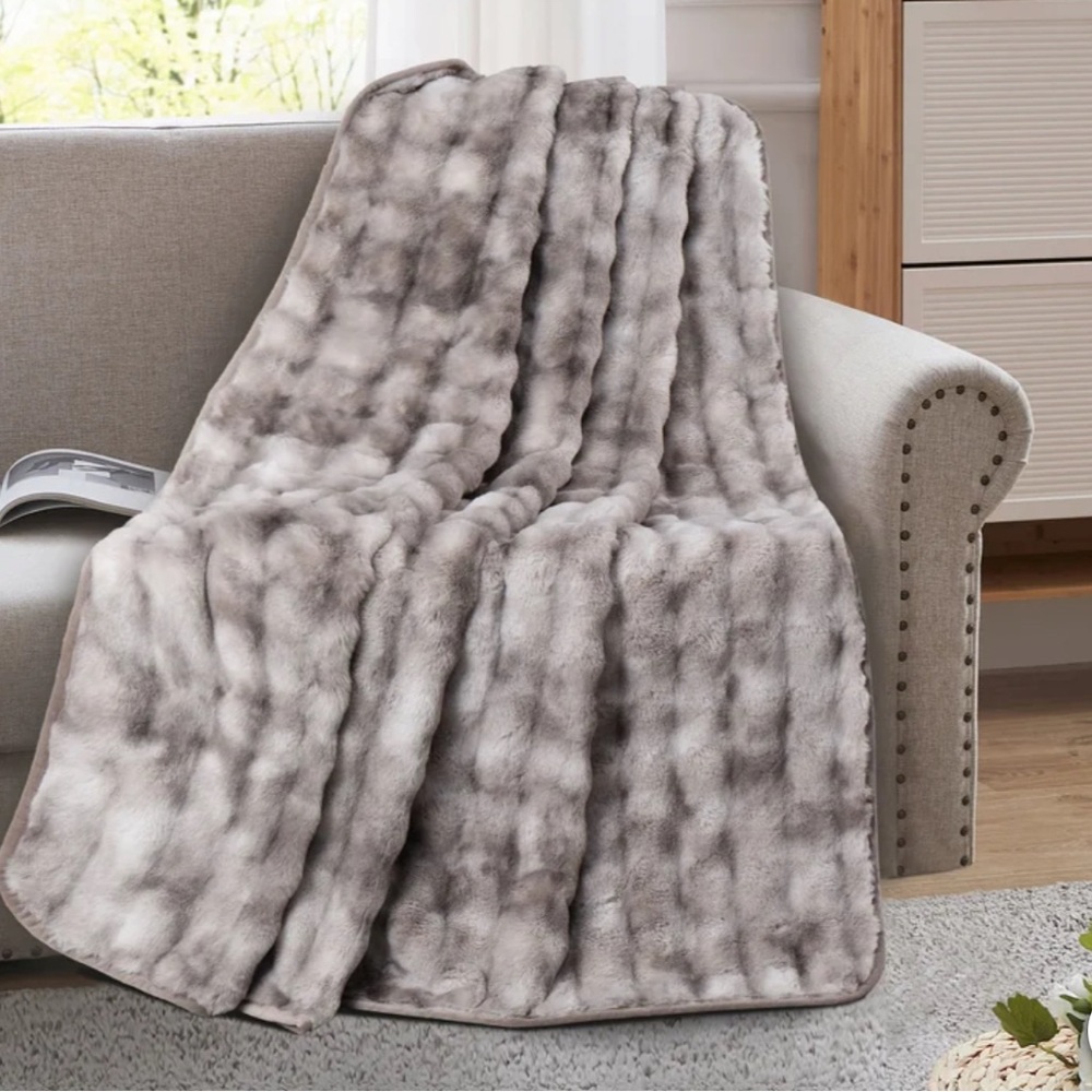 Brentwoof Oversized Waterproof Pet Blanket and Furniture Protector, Bubble Fur